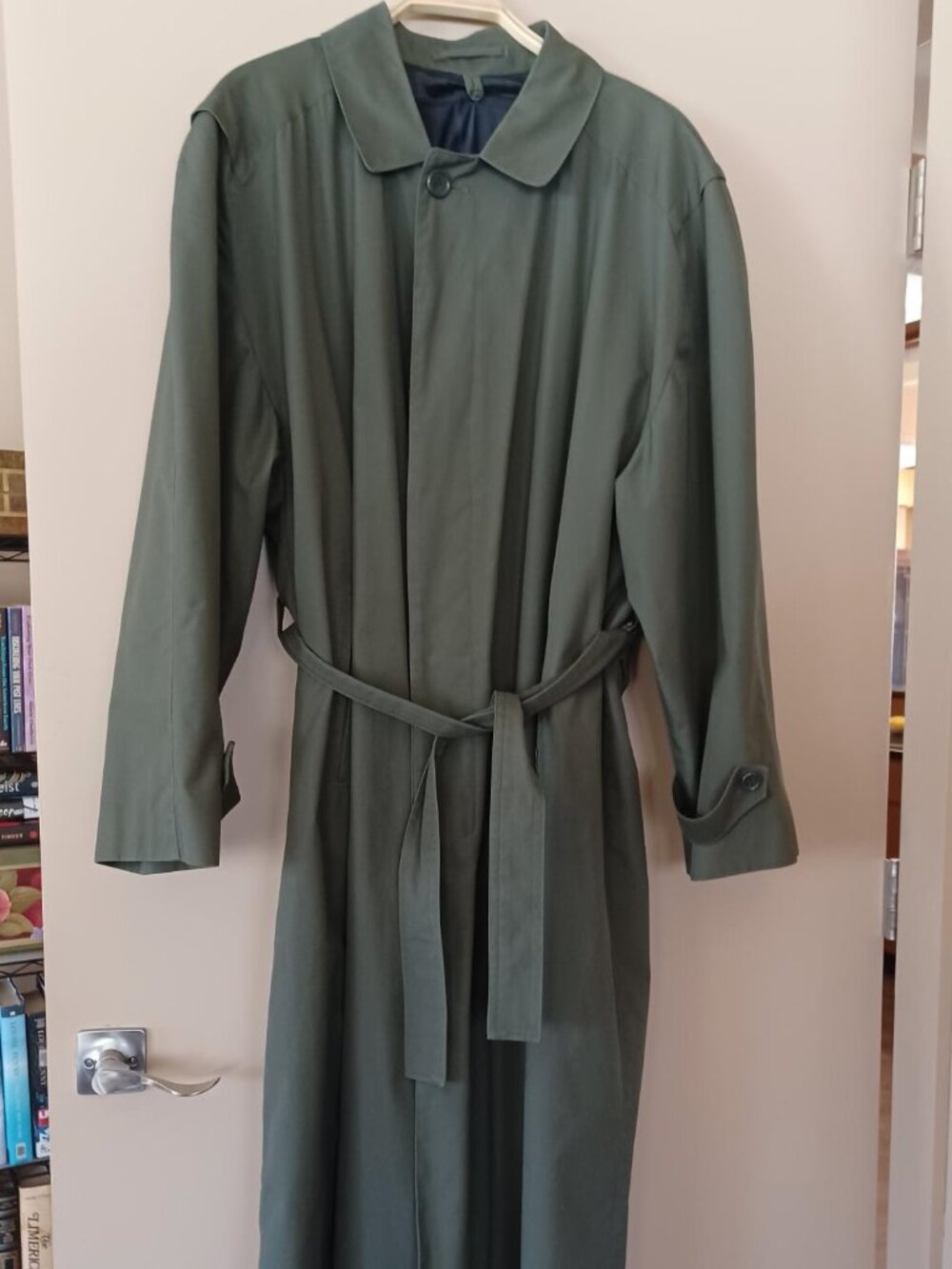 Classic Mens Olive Green Trenchcoat/Overcoat/Raincoat size 42L - made in USA